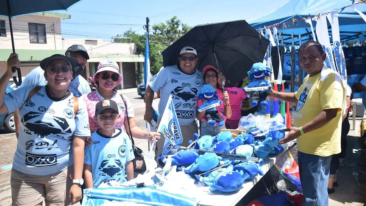 Si has comprado banderas u otros artículos afuera del estadio de la Jaiba Brava, seguramente ya los conoces Héctor Rivera (3)